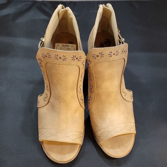 BRAND NEW JELLYPOP CUT-OUT DESIGN BLOCK HEEL BOOTIE - Picture 3 of 15